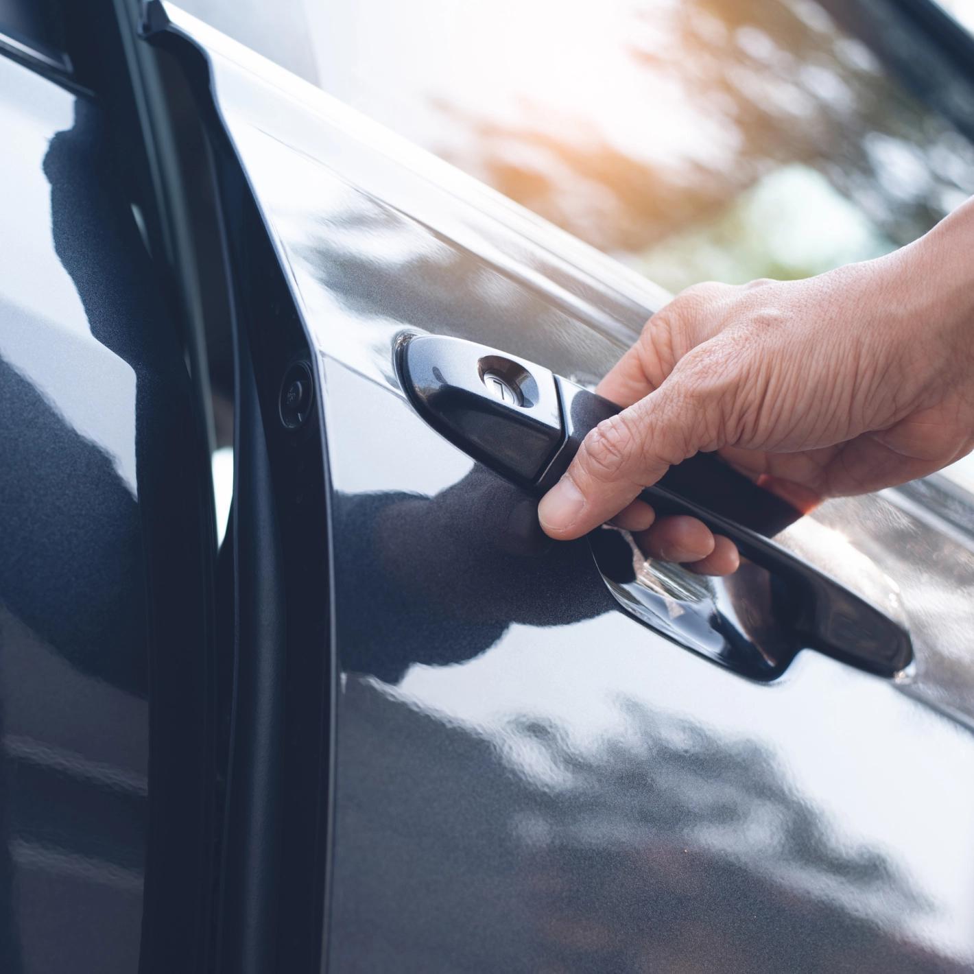 Dettaglio di una persona che apre la portiera di un auto. Questa immagine esprime la semplicità con cui, una volta terminati i lavori, il veicolo può essere preso in consegna