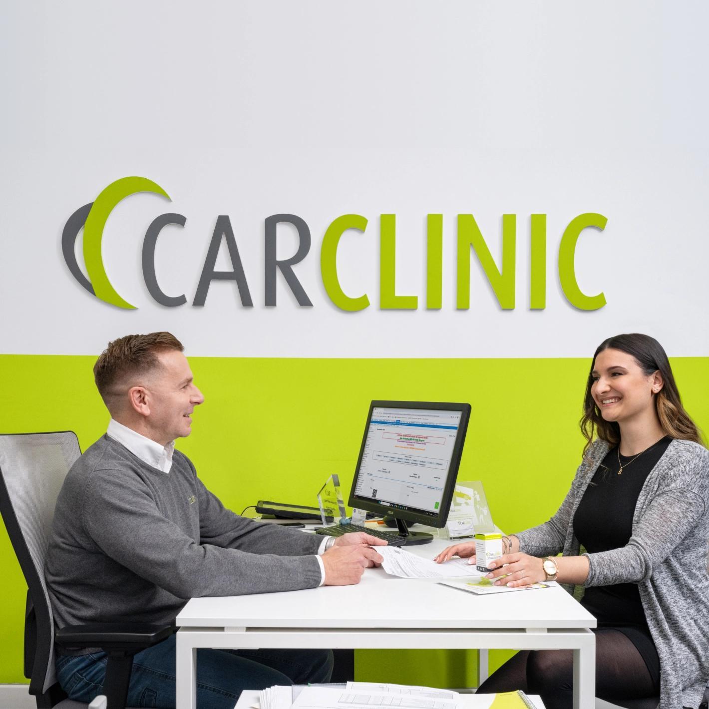 Dipendente Car Clinic durante un colloquio con una cliente