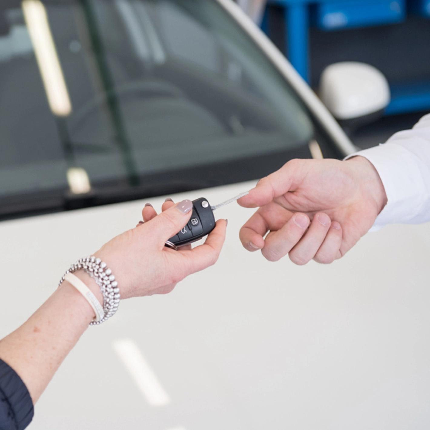 Cliente consegna le chiavi dell'auto all'addetto Car Clinic