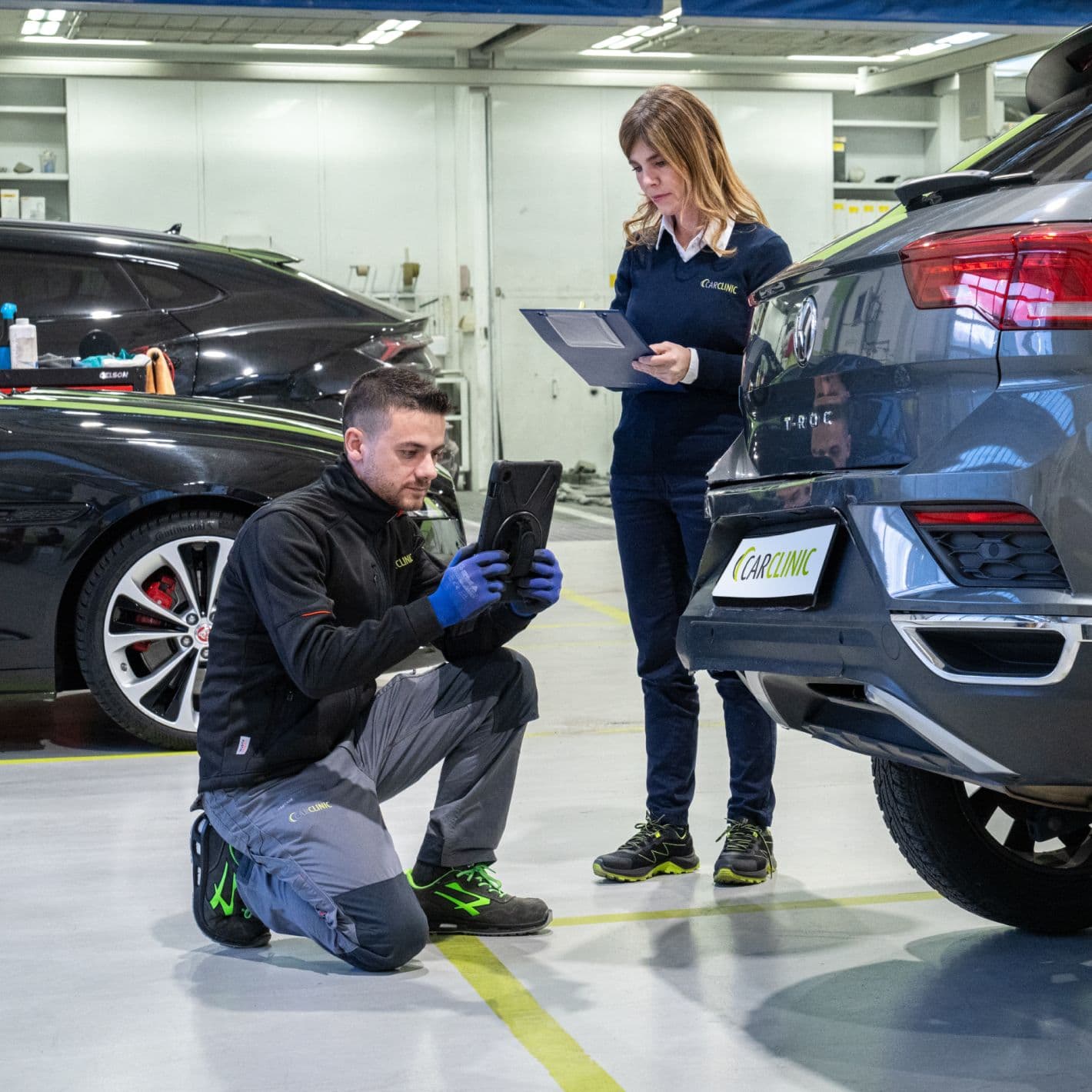 Dipendenti Car Clinic al lavoro in carrozzeria